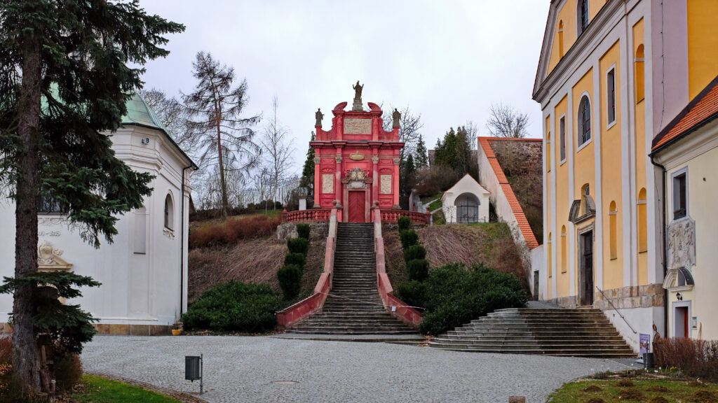 Ostrov_nad_Ohří_klášter_piaristů_kaple_Panny_Marie_Einsiedelské_(1) klášter Ostrov nad Ohří