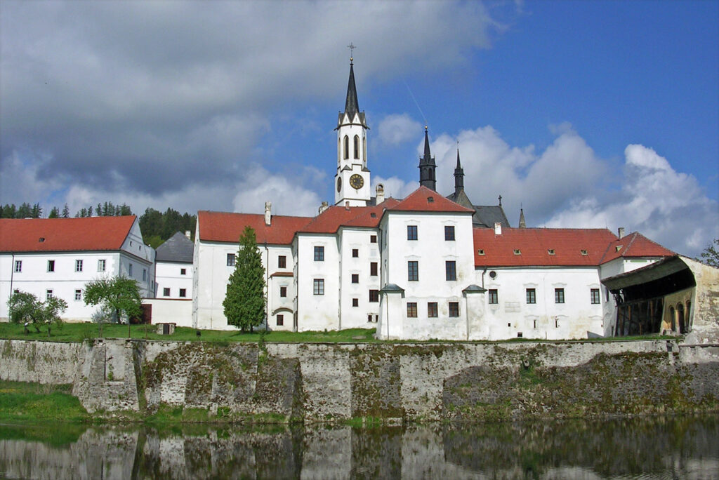 Vyšší_Brod,_klášter,_pohled_přes_rybník Listiny města Vyššího Brodu - klášter-